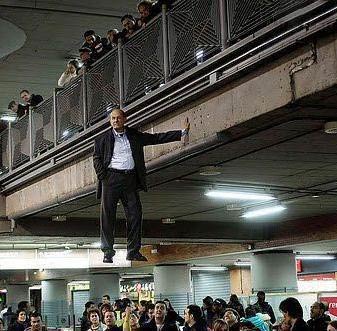 راز شعبده بازی دست زدن به دیوار روی هوا