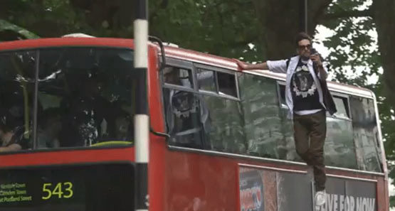 راز شعبده بازی معلق شدن در هوا با دست زدن به دیوار یا اتوبوس